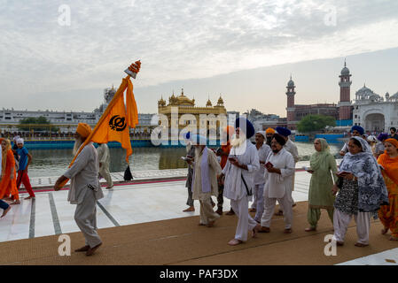 Gläubige mit Sikh-Turbanen marschieren in einer Prozession um den Goldenen Tempel in Amritsar, Sikh-Tempel Pujab Indien, Juni 2018 Stockfoto