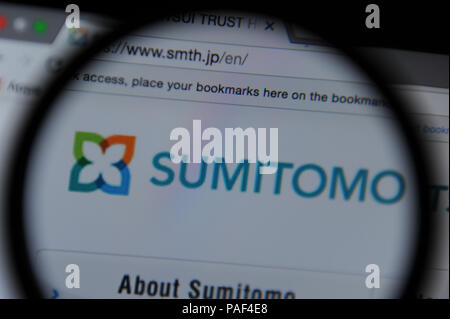 Die Sumitomo Website durch ein Vergrößerungsglas gesehen Stockfoto