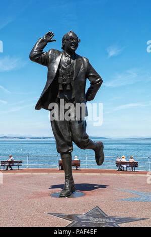 Eric Morecambe Bronzestatue steht auf Morecambe Promenade Stockfoto