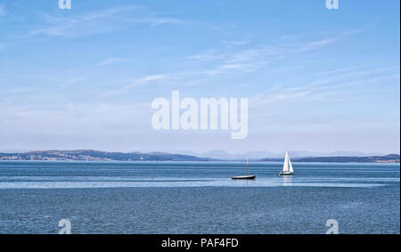 Segelboote auf Morecambe Bay in perfektem Wetter Stockfoto