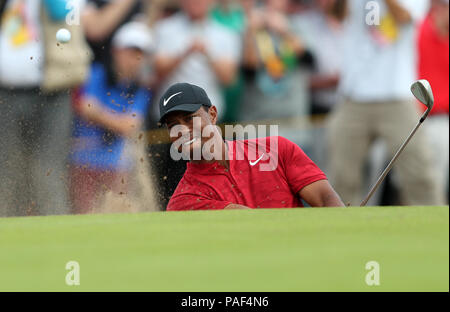 Die USA Tiger Woods Späne aus einem Bunker am 8. Tag vier der Open Championship 2018 in Carnoustie Golf Links, Angus. Stockfoto