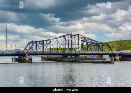 Der Grand Avenue Brücke über den Quinnipiac River, New Haven, Connecticut. Stockfoto