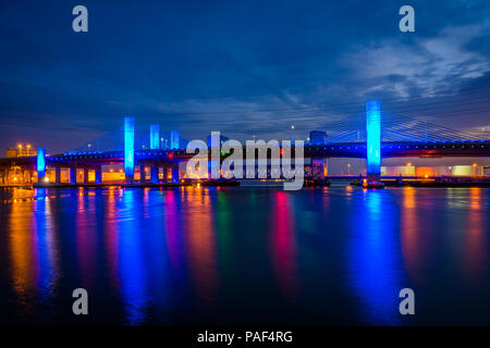 Die Pearl Harbor Memorial Bridge bei Nacht in New Haven, Connecticut Stockfoto