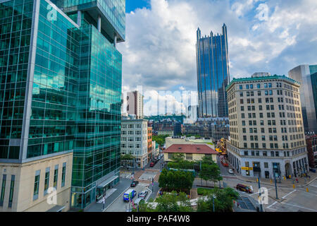 Blick auf moderne Wolkenkratzer in der Innenstadt von Pittsburgh, Pennsylvania Stockfoto