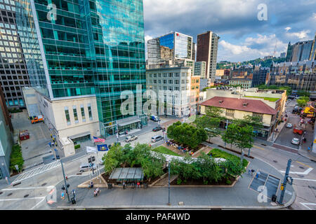 Blick auf moderne Wolkenkratzer in der Innenstadt von Pittsburgh, Pennsylvania Stockfoto