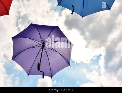 Schirme am Himmel Stockfoto