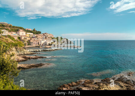 Das kleine Dorf am Meer und Hafen von Porticciolo und türkisfarbene Mittelmeer, an der Küste des Cap Corse in Korsika Stockfoto