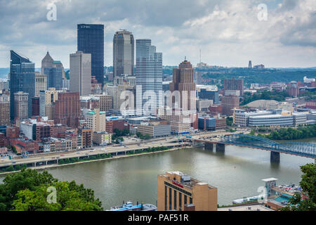 Blick auf die Skyline von Pittsburgh und Monongahela River, in Pittsburgh, Pennsylvania Stockfoto