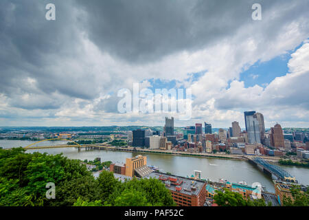 Blick auf die Skyline von Pittsburgh und Monongahela River, in Pittsburgh, Pennsylvania Stockfoto