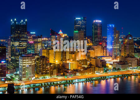 Blick auf die Pittsburgh Skyline bei Nacht, vom Mount Washington, Pittsburgh, Pennsylvania. Stockfoto