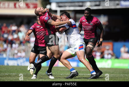 Wakefield Trinity Wildkatzen David Fifita packt Rumpf FC Dekan Hadley während der Betfred Super League Spiel im Belle Vue Stadium, Wakefield. Stockfoto