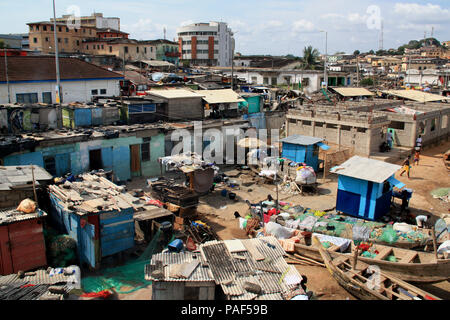 Hohe Betrachtungswinkel und der Slums am Hafen von Cape Coast, Ghana Stockfoto