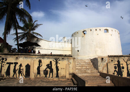 Historische Festung in Cape Coast, Ghana, bekannt auch als das Tor zur Hölle, denn das war eine der wichtigsten Festungen als Slave trade Markt und Gefängnis genutzt Stockfoto