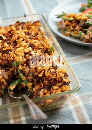 Vegane grüne Bohne Kasserolle mit geräuchertem Tofu. Zutaten: grüne Bohnen, Pilze, Zwiebel, geräucherter tofu Stücke, nicht aus Milch Joghurt, getrocknete Zwiebeln, Gemüse Stockfoto