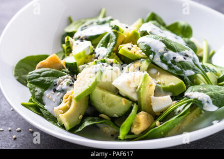 Grüner Salat mit Avocado, Spinat, Ei und Gurke. Stockfoto