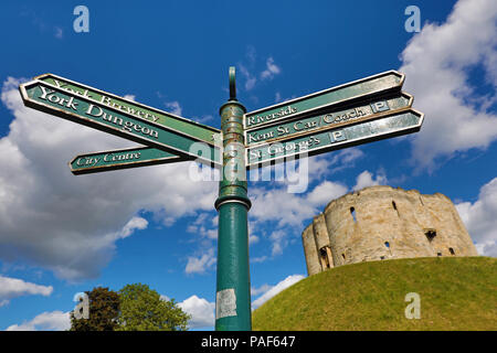 Touristische Informationen Wegweiser und Clifford's Tower in New York Schloss in York, Yorkshire, England Stockfoto