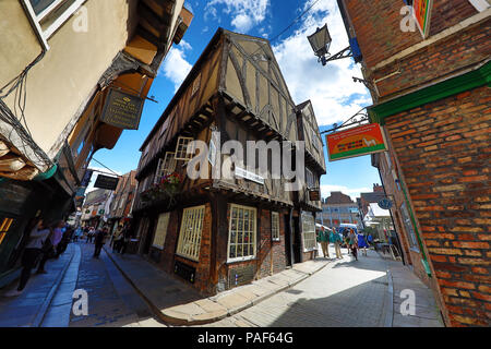 Shambles und wenig Shambles street Szene mit Tudor Stil Gebäude in York, Yorkshire, England Stockfoto