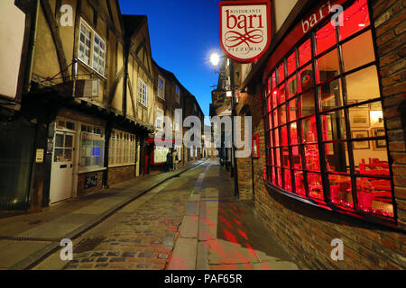 Shambles street Szene mit Tudor Stil Gebäude in der Nacht in New York, Yorkshire, England Stockfoto