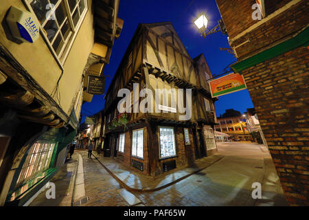 Shambles und wenig Shambles street Szene mit Tudor Stil Gebäude in der Nacht in New York, Yorkshire, England Stockfoto