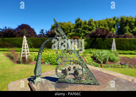 Sonnenuhr in der Gartenanlage von Schloss Howard Herrenhaus in der Nähe von York, North Yorkshire, England Stockfoto