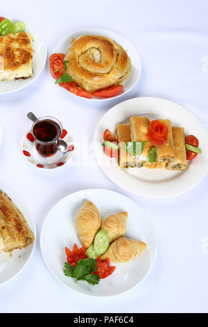 Hausgemachte gerollt Borek, Gebäck, Türkische patty mit Tee Stockfoto