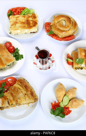 Hausgemachte gerollt Borek, Gebäck, Türkische patty mit Tee Stockfoto