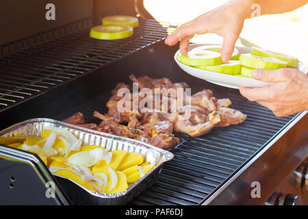 Hand und Barbecue Grill Essen zubereiten Stockfoto