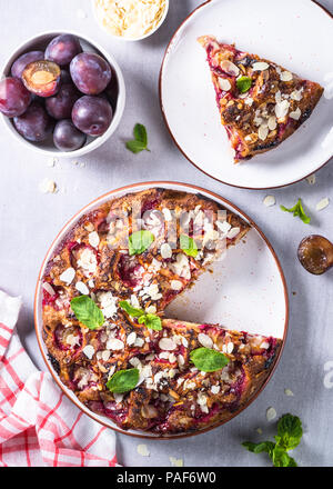 Kuchen mit Pflaumen und Mandeln Flake. Stockfoto