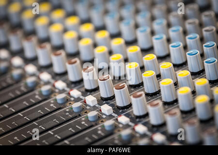 Detail einer Sound Mixing panel mit verschiedenen Knöpfen Stockfoto