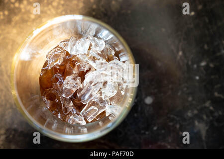 Top Aussicht auf Ice Cube in cola Glas trinken Stockfoto