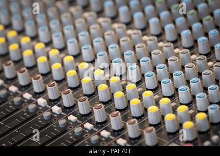 Detail einer Sound Mixing panel mit verschiedenen Knöpfen Stockfoto