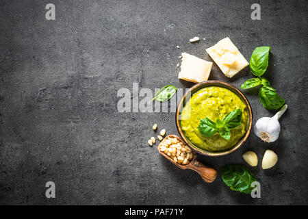 Pesto mit Zutaten aus dunklem Stein Tabelle. Stockfoto