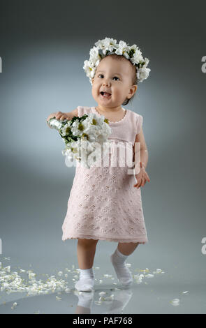 Schönes kleines Mädchen, mit Blumenstrauß und diadem Blumen Stockfoto