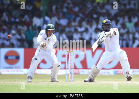 Sri Lanka. 22. Juli, 2018. Sri Lankan cricketer Angelo Mathews spielt einen Schuß während der dritte Tag des zweiten Test Match zwischen Sri Lanka und Südafrika an der singhalesischen Sport Club (SSC) International Cricket Stadion in Colombo, Sri Lanka am 22. Juli 2018. Credit: Pradeep Dambarage/Pacific Press/Alamy leben Nachrichten Stockfoto