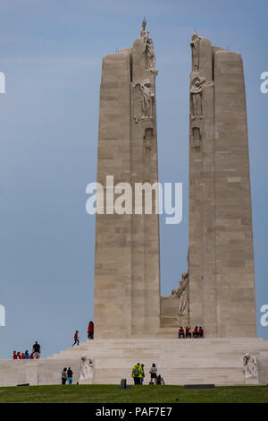 Vimy Ridge, Frankreich. Menschen auf der kanadischen nationalen WWI Memorial, zu den Soldaten gewidmet getötet und Missing in Action im Ersten Weltkrieg. Stockfoto