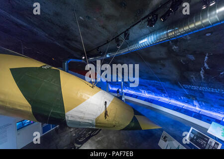 Wizernes, Frankreich. Eine DEUTSCHE V-2-Rakete von der Decke des La Coupole u-WWII V-2-Rakete Bunker hängt, jetzt ein Museum. Stockfoto