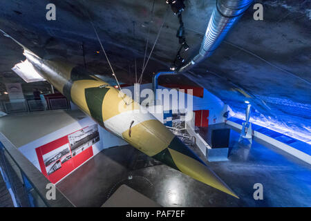 Wizernes, Frankreich. Eine DEUTSCHE V-2-Rakete von der Decke des La Coupole u-WWII V-2-Rakete Bunker hängt, jetzt ein Museum. Stockfoto