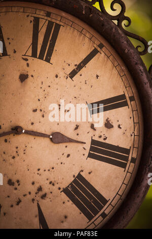 Close up Sot eines Vintage analoge Wanduhr. Stockfoto