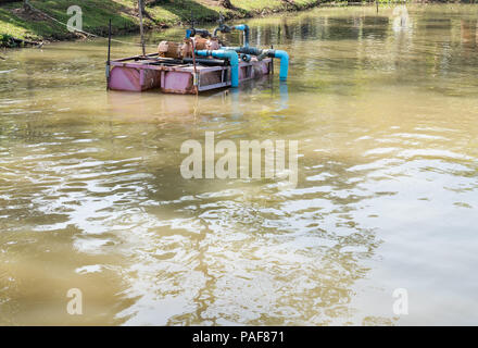 Die Wasserpumpe befindet sich schwimmend auf den Behälter in die Landschaft Farm, Thailand. Stockfoto