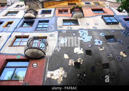 Farbenfrohe Fassade des Hundertwasserhaus in Wien, Österreich Stockfoto