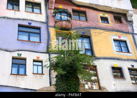 Farbenfrohe Fassade des Hundertwasserhaus in Wien, Österreich Stockfoto