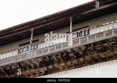 Balkon aus Holz mit blume Schnitzereien in La Orotava, Teneriffa, Spanien Stockfoto