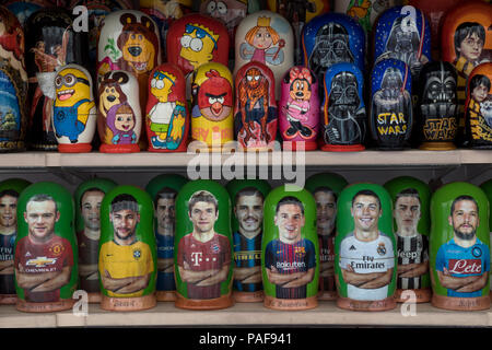 Matrjoschka Puppen mit Bildern von Comicfiguren und berühmten Fußball-Spieler auf den Zähler für einen Souvenir Shop in St. Petersburg, Russland Stockfoto