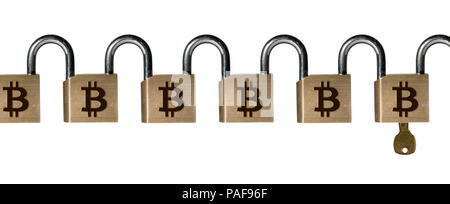 Kette der Messing-vorhängeschlösser mit Taste Angriff auf blockchain zu veranschaulichen Stockfoto