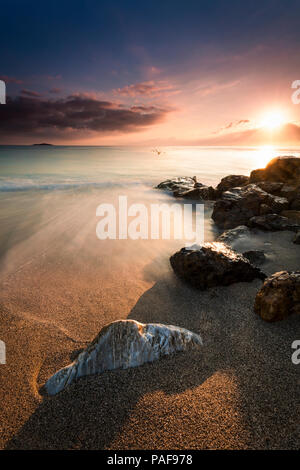 Schönen Sonnenaufgang am Strand von Carboneras Stockfoto