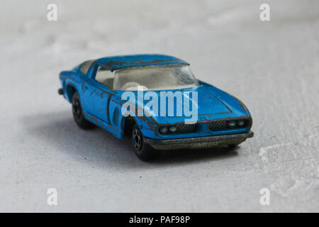 Stark abgenutzte Hellblau Matchbox Nr. 14 ISO Grifo Spielzeugauto und gespielt Stockfoto