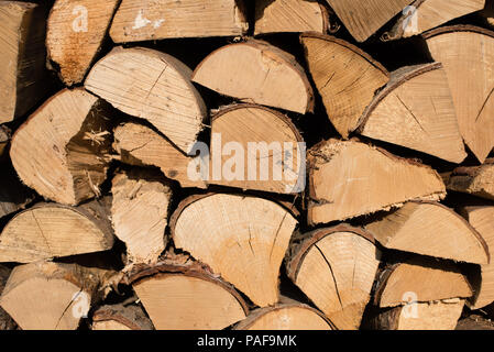 Eine Versorgung von Split und Brennholz Gestapelt und bereit für einen kalten Winter Stockfoto