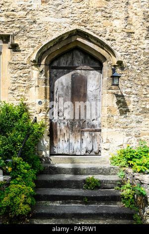 Tür aus dem 16. Jahrhundert mit original Schmiedearbeiten Stockfoto