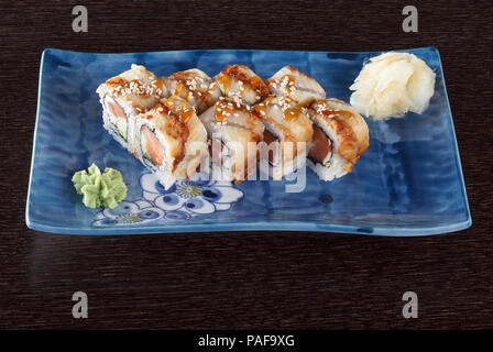 Sushi mit Lachs, geräucherter Aal (unagi) Stockfoto