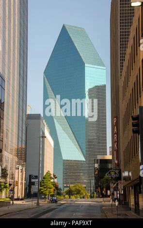 Moderne Bürogebäude auf Ross Avenue und North Field Straße in der Innenstadt von Dallas, Texas Stockfoto